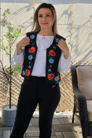 Vesta brodata cu model traditional Flori 4