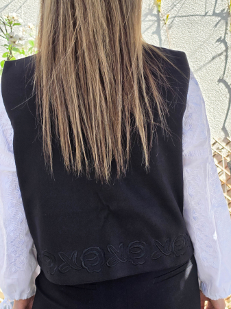 Vesta brodata cu model traditional Flori 6 [4]