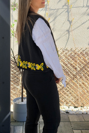 Vesta brodata cu model traditional Flori 2 [3]