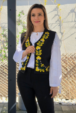 Vesta brodata cu model traditional Flori 2 [2]