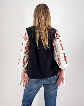 Vesta brodata cu model traditional Lucretia [3]