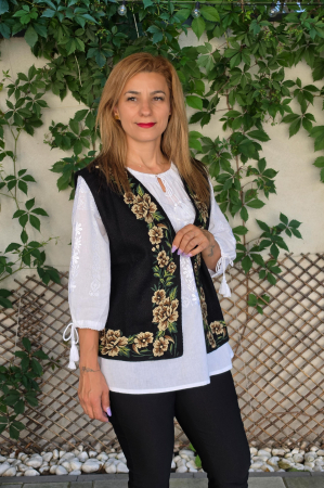 Vesta brodata cu model traditional Minodora 3 [3]
