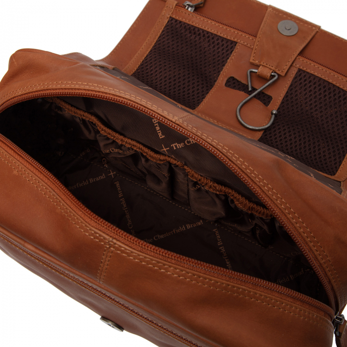 Geanta cosmetice pentru barbati, The Chesterfield Brand, cu maner si agatatoare metalica, Rosario, Maro coniac [5]