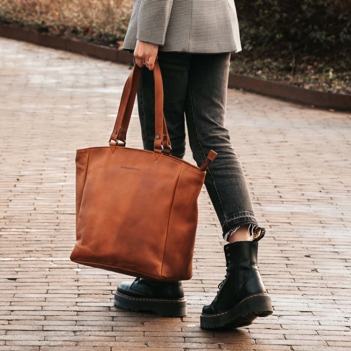Geanta de laptop din piele naturala, The Chesterfield Brand, Berlin 15.4 inch, Maro coniac [2]