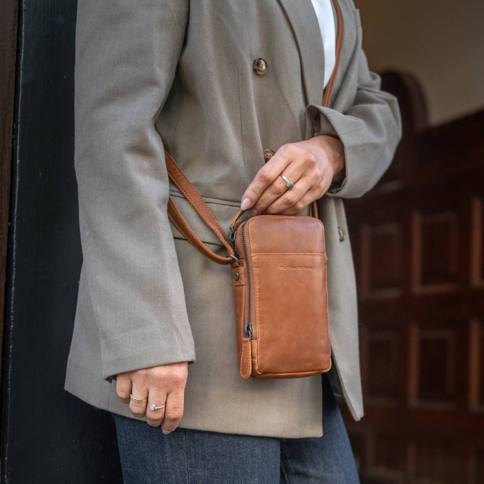 Geanta din piele naturala pentru telefon, The Chesterfield Brand, Alesund, de umar, Maro coniac [2]