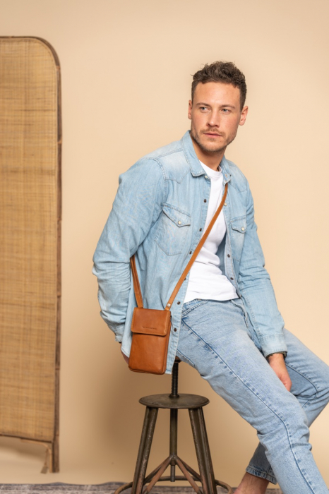 Geanta din piele naturala pentru telefon, The Chesterfield Brand, Langley, Maro coniac [2]