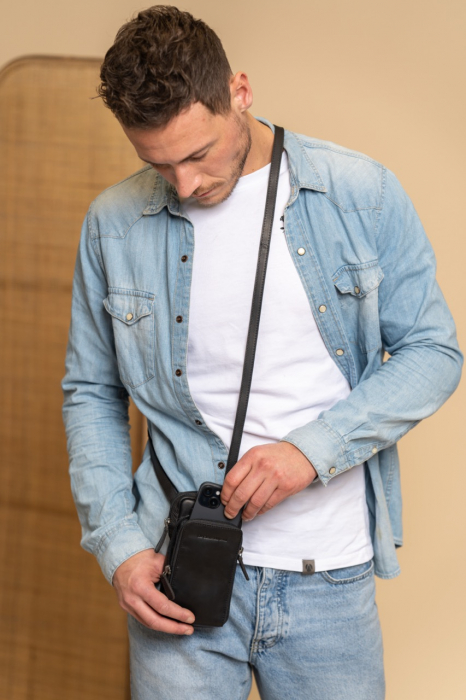 Geanta din piele naturala pentru telefon, The Chesterfield Brand, Valdes, Negru [2]