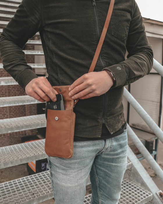 Geanta din piele naturala pentru telefon, The Chesterfield Brand, Anderson, Maro coniac [4]
