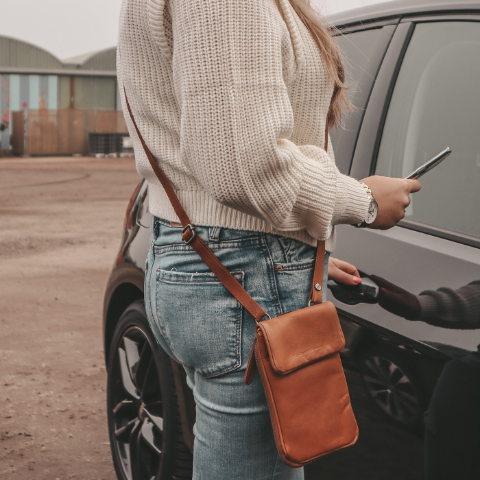 Geanta din piele naturala pentru telefon, The Chesterfield Brand, Anderson, Maro coniac [5]
