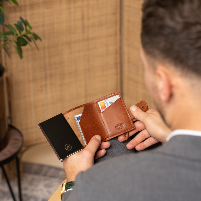 Portofel unisex cu suport pentru carduri, din piele naturala, The Chesterfield Brand, Larino, cu protectie anti scanare RFID, Maro coniac [2]