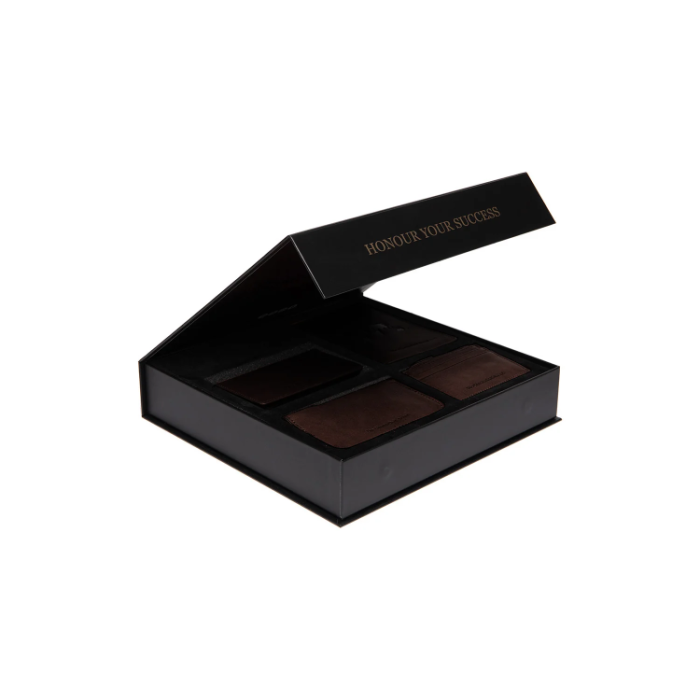Set Cadou de Lux The Chesterfield Brand – Portofel dama, Husa Pasaport, Port Card și Husa Ochelari, Piele Naturala - Maro Inchis [3]