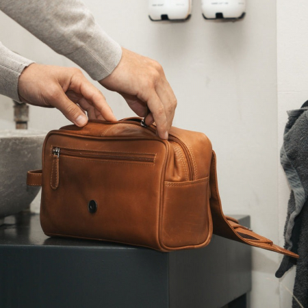 Geanta cosmetice pentru barbati, The Chesterfield Brand, cu maner si agatatoare metalica, Rosario, Maro coniac