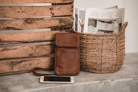 Genti telefon - Geanta din piele naturala pentru telefon, The Chesterfield Brand, Anderson, Maro coniac