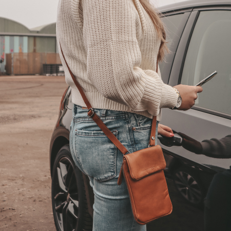 Geanta din piele naturala pentru telefon, The Chesterfield Brand, Anderson, Maro coniac [4]