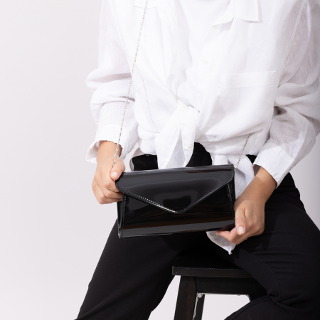 Plic elegant din piele lacuita neagra, model 08