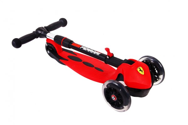 Trotineta Ferrari cu 3 roti [2]
