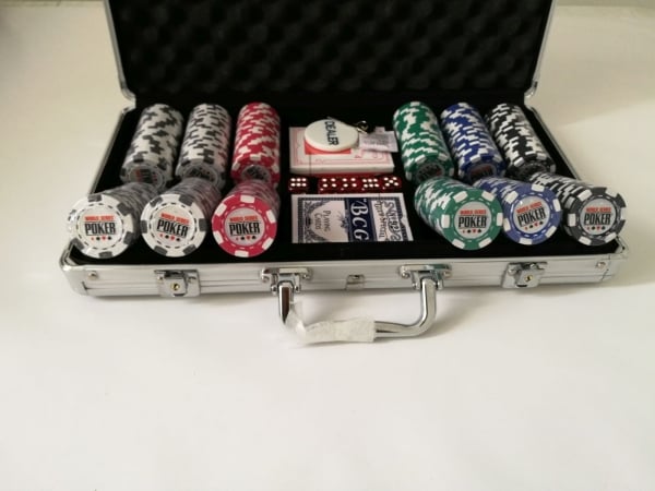 Set poker cu 300 chips-uri clay integral 10 g model WSOP si servieta din aluminiu