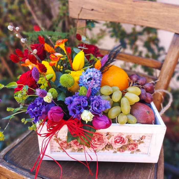 Cutie cadou cu flori și fructe [1]