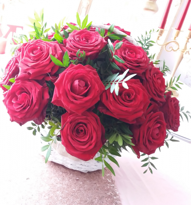 Coș cu 19 trandafiri roșii [3]