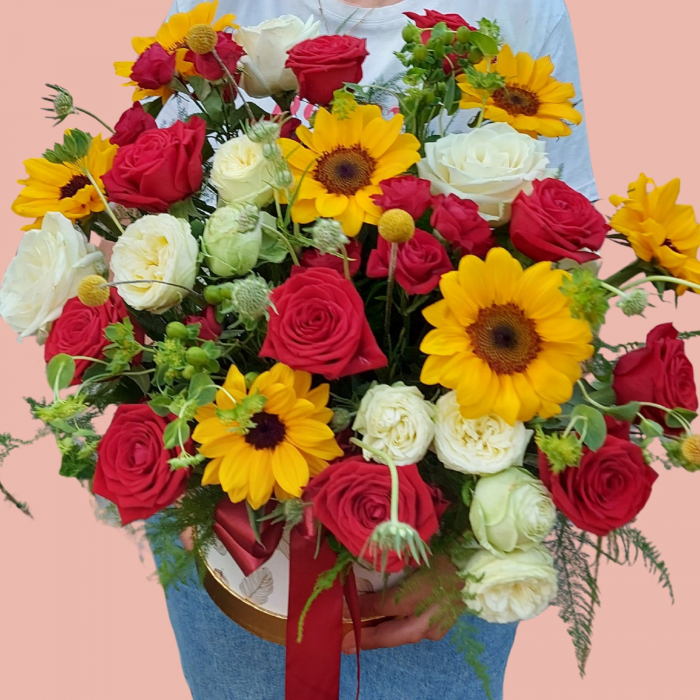 Aranjament floral cu floarea soarelui si trandafiri [2]