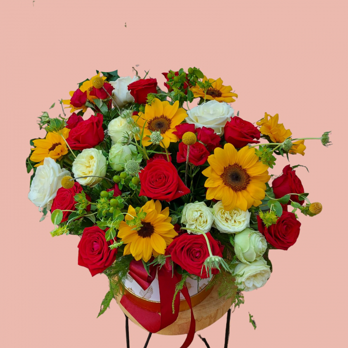 Aranjament floral cu floarea soarelui si trandafiri [3]