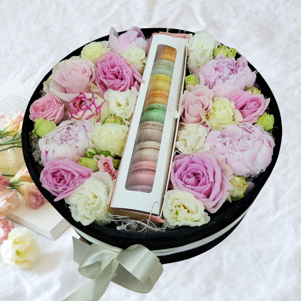 Cutie din catifea cu flori și macarons [2]