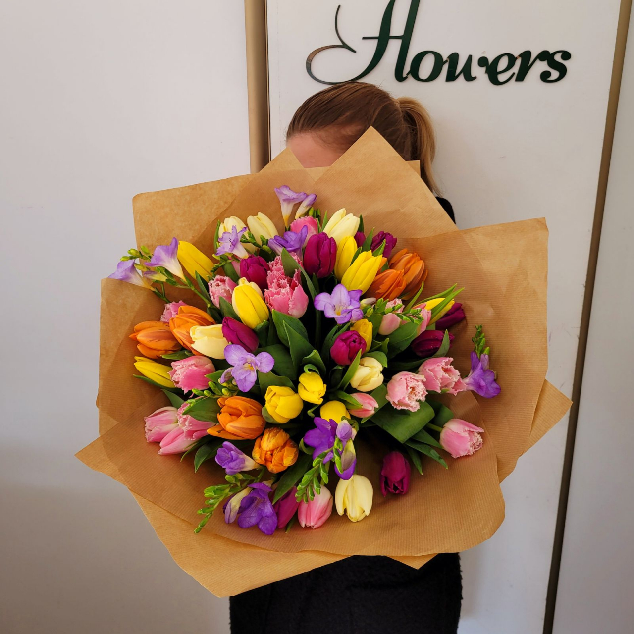 Buchet cu 51 de lalele și frezii [2]