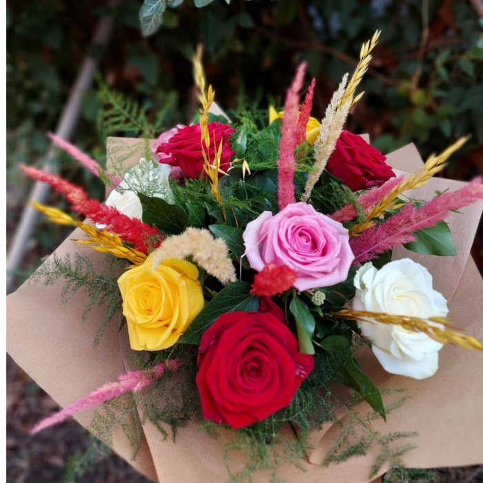 Buchet cu 9 trandafiri multicolor [4]