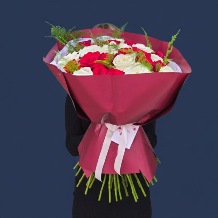 Buchet cu trandafiri roșii și albi [2]