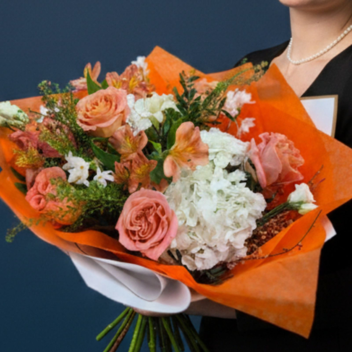 Buchet cu trandafiri peach și hortensia [2]