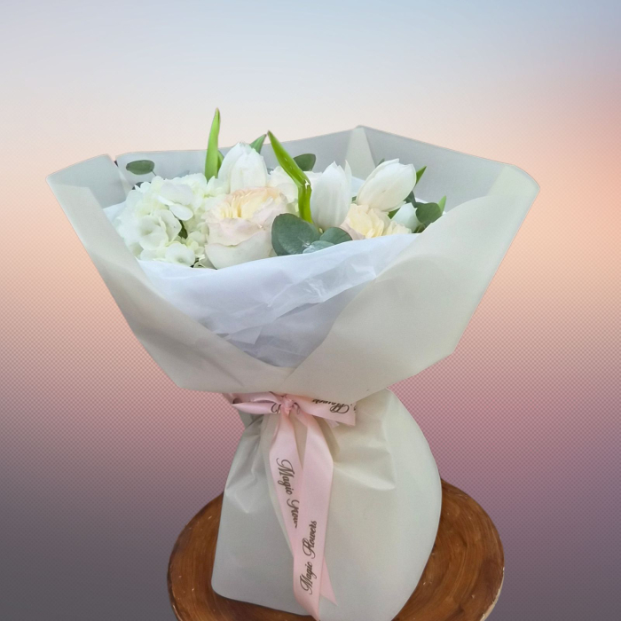 Buchet cu hortensia, lalele și trandafiri [4]