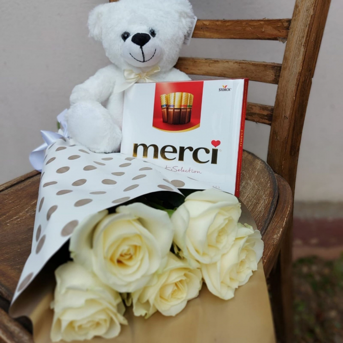 Buchet trandafiri albi, ursuleț și ciocolată [3]