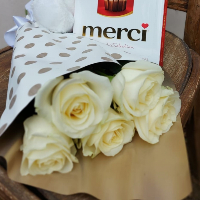 Buchet trandafiri albi, ursuleț și ciocolată [4]