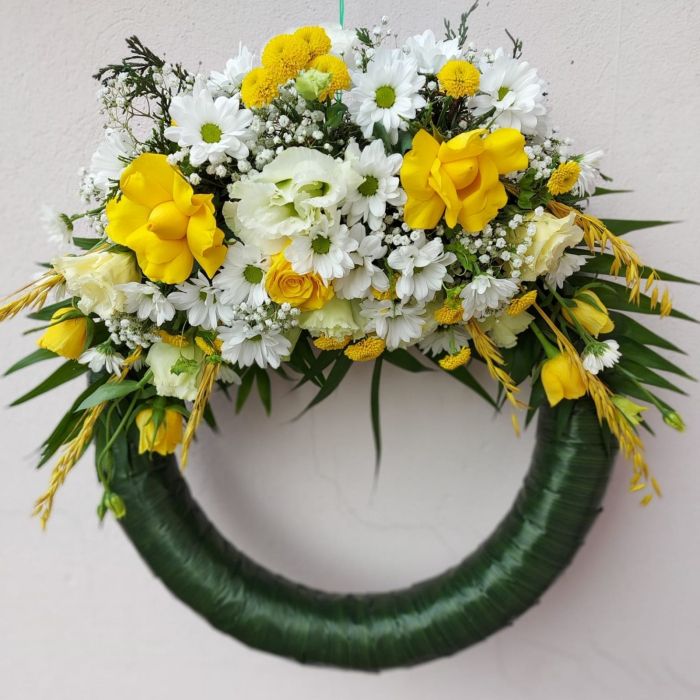 Coroană cu flori albe și galbene [1]