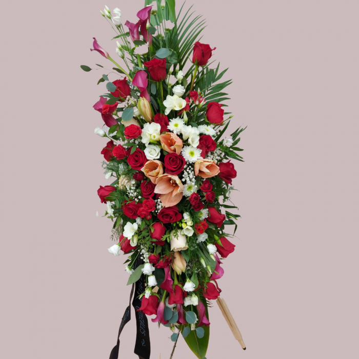 Aranjament funerar pe suport cu trandafiri roșii [3]