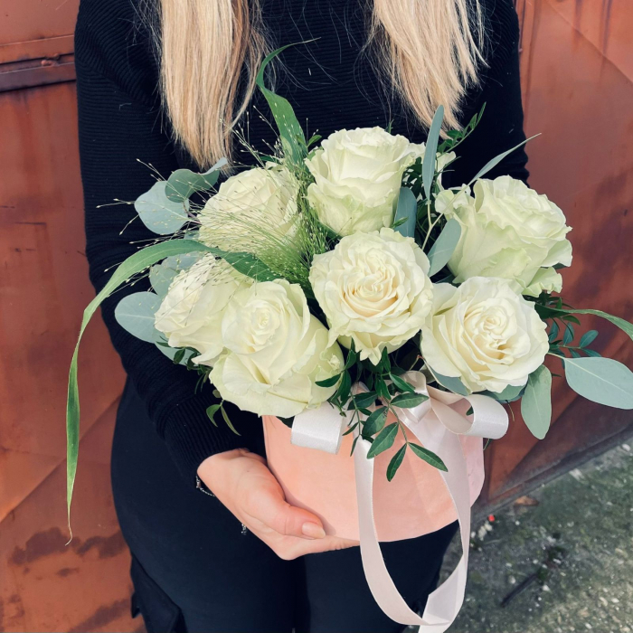 Cutie din catifea cu trandafiri albi [2]