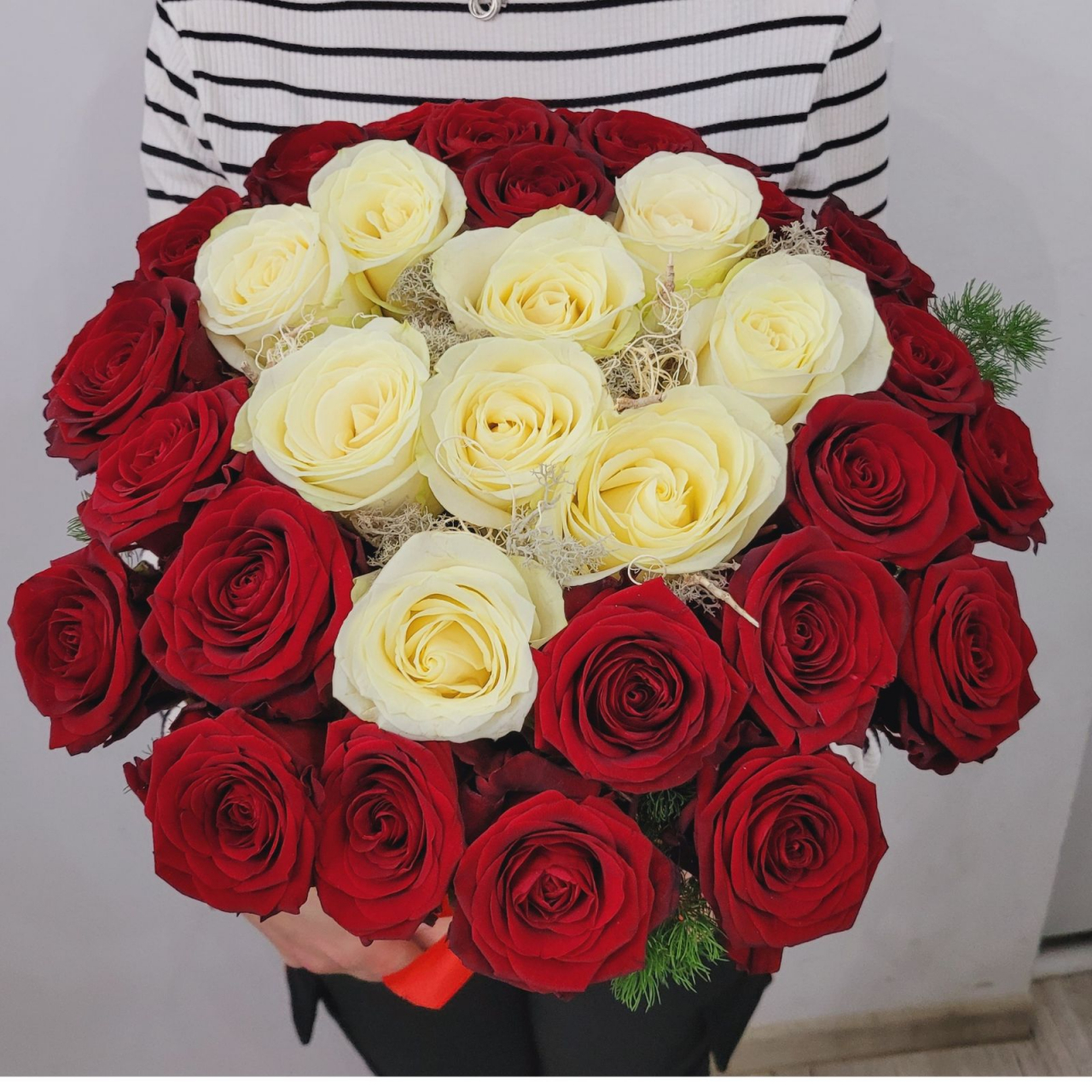 Cutie 35 trandafiri roșii și albi [2]