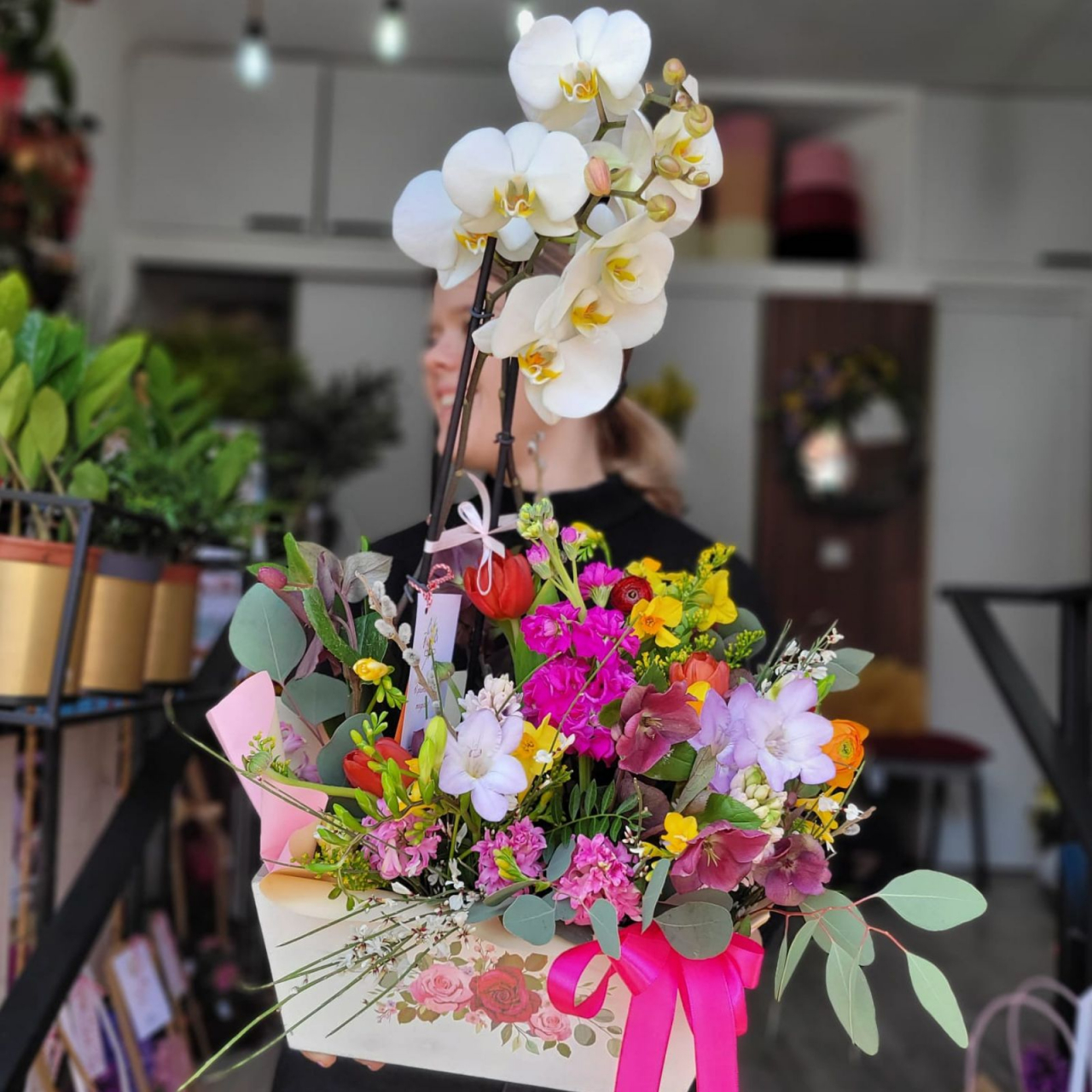 Cutie cu Orhidee Phalaenopsis și flori de primăvară [2]