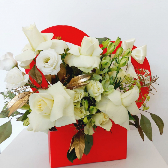 Cutie inimă cu trandafiri albi [2]