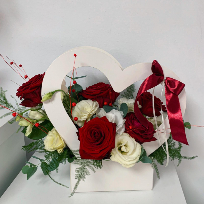 Cutie inimă cu trandafiri roșii și lisianthus [4]