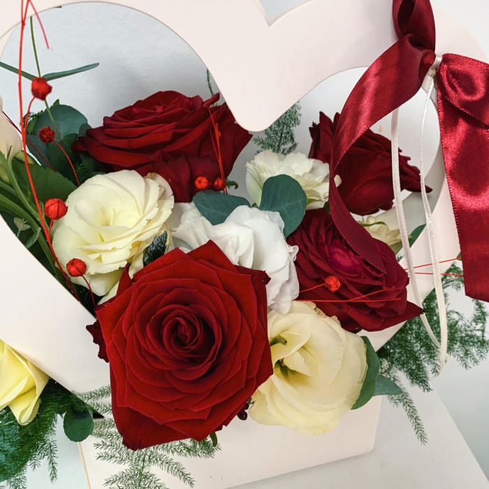 Cutie inimă cu trandafiri roșii și lisianthus [2]