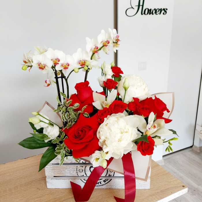 Lădiță din lemn cu Orhidee Phalaenopsis și trandafiri roșii [1]