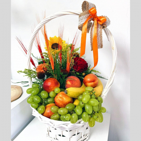 Coș cu flori și fructe