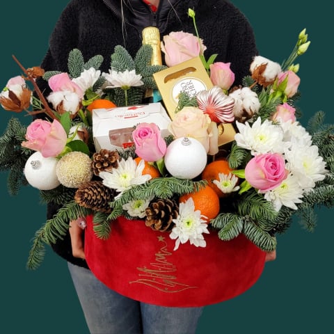 Cutii cadou - Aranjament cu flori, fructe și dulciuri