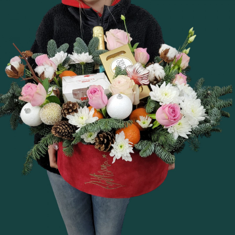 Aranjament cu flori, fructe și dulciuri [1]