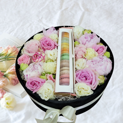 La mulți ani! - Cutie din catifea cu flori și macarons