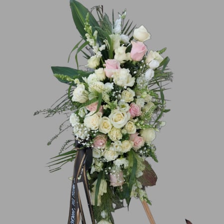 Condoleanțe - Aranjament funerar cu flori albe și roz pe stativ