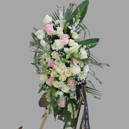 Aranjament funerar cu flori albe și roz pe stativ [2]