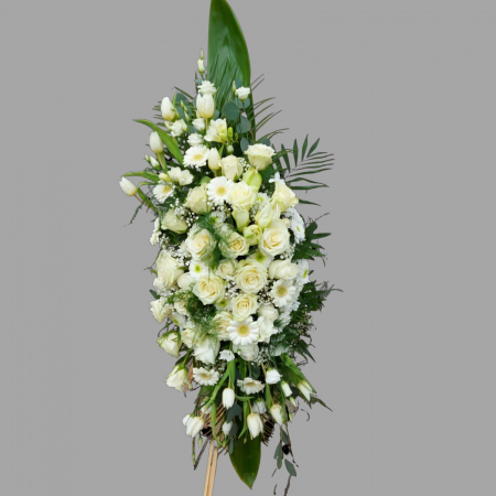 Condoleanțe - Aranjament funerar cu flori albe pe stativ