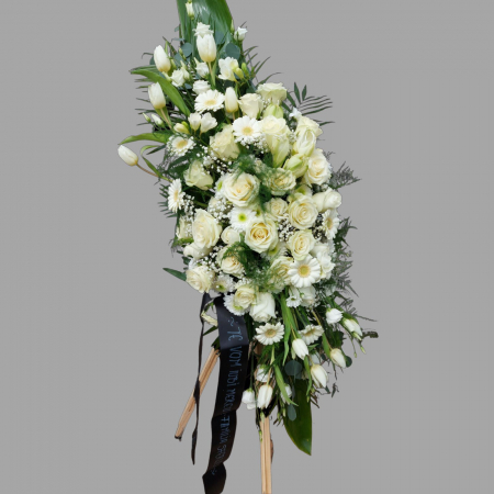 Aranjament funerar cu flori albe pe stativ [1]